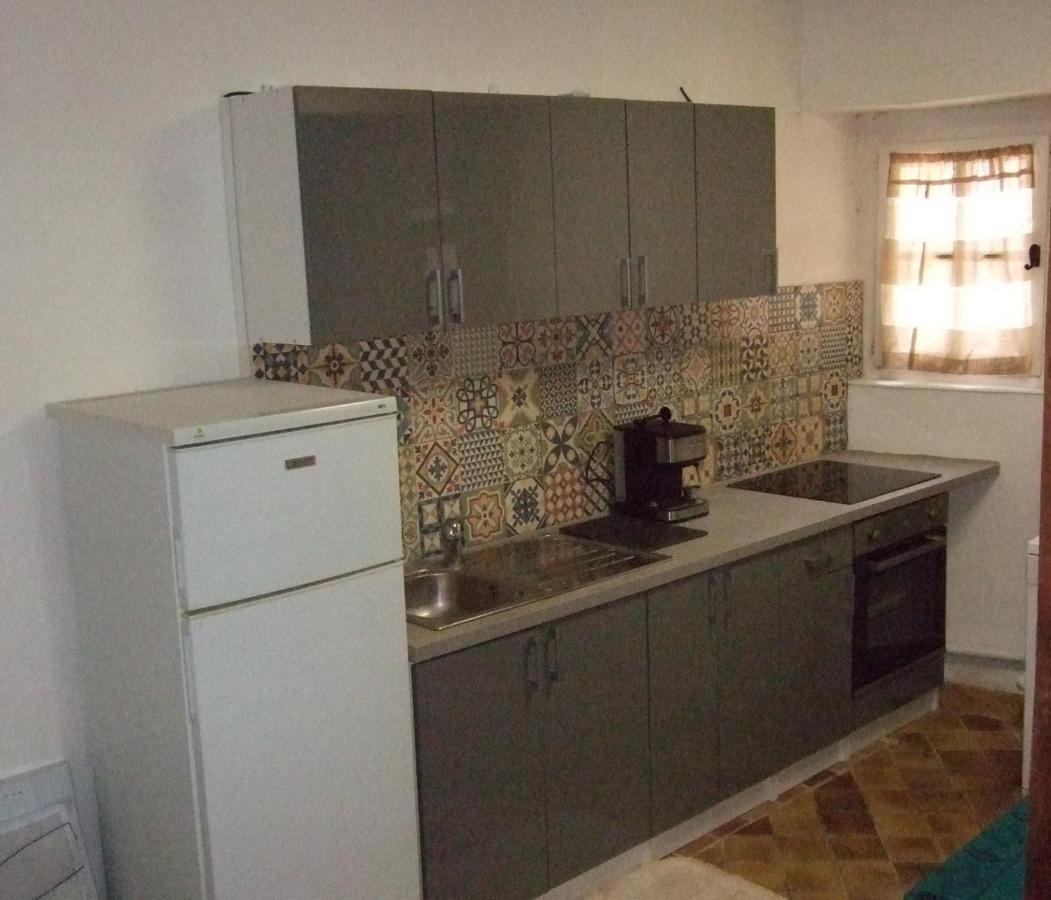 Une Maison Dans Le Village Ribiers Bagian luar foto