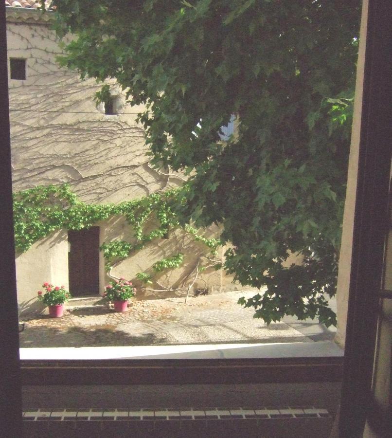Une Maison Dans Le Village Ribiers Bagian luar foto