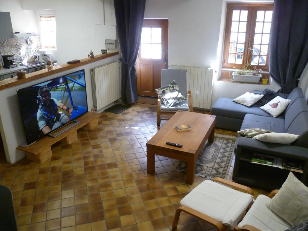 Une Maison Dans Le Village Ribiers Bagian luar foto