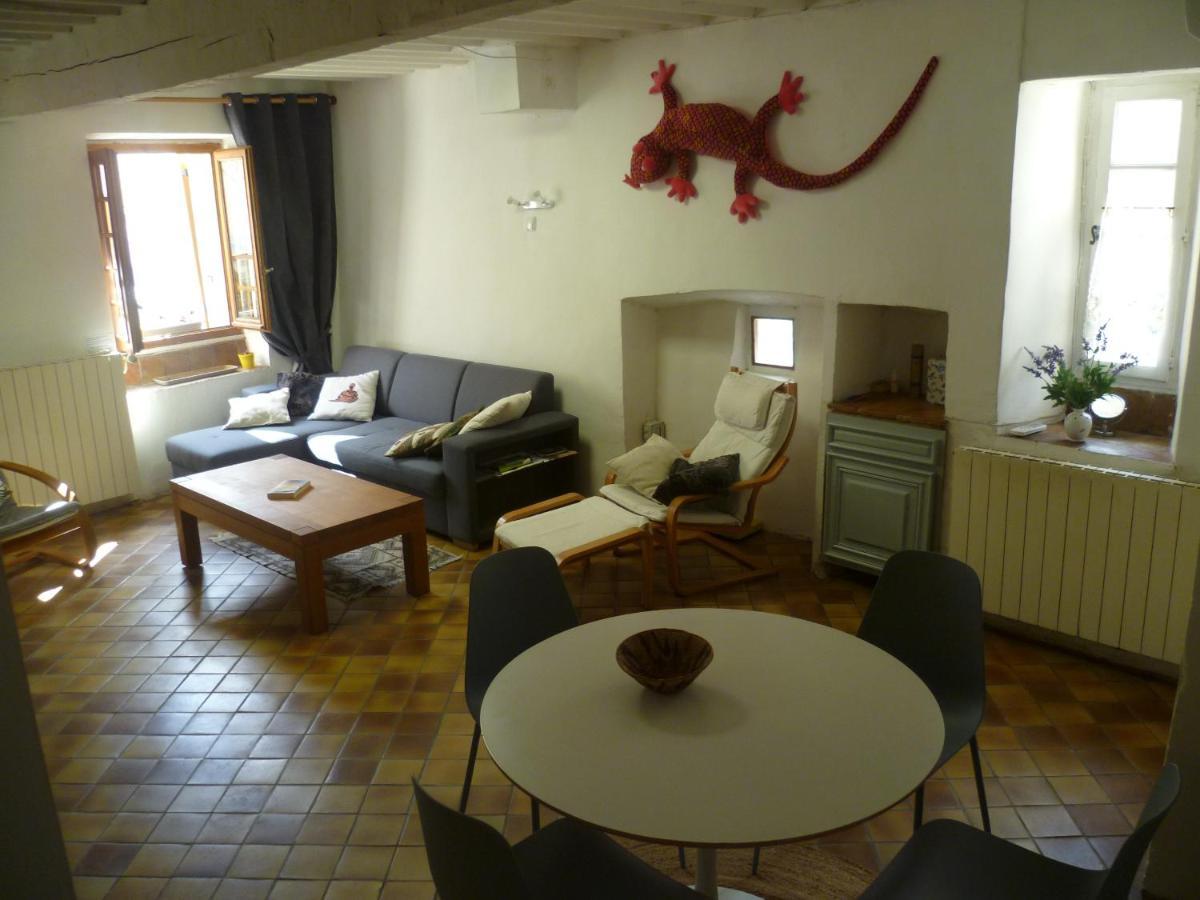 Une Maison Dans Le Village Ribiers Bagian luar foto