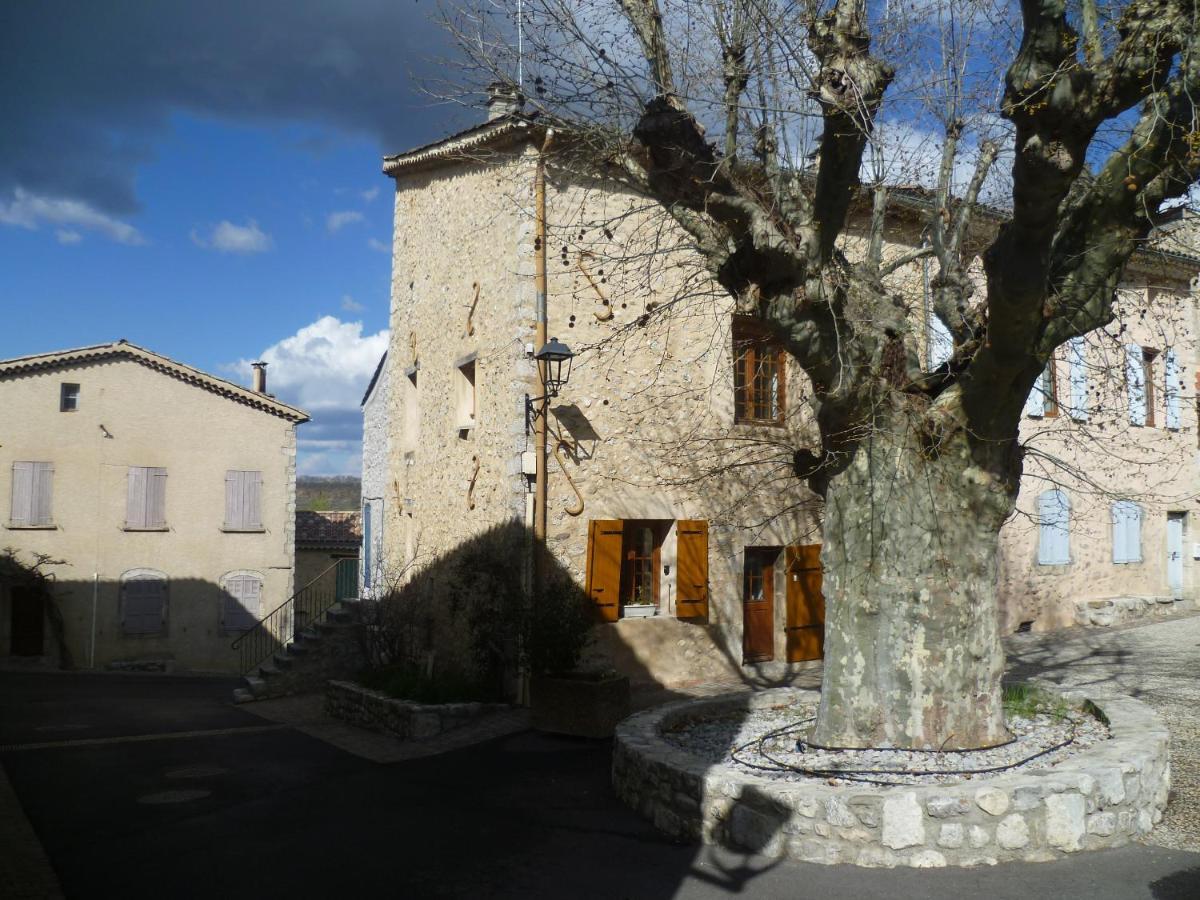 Une Maison Dans Le Village Ribiers Bagian luar foto