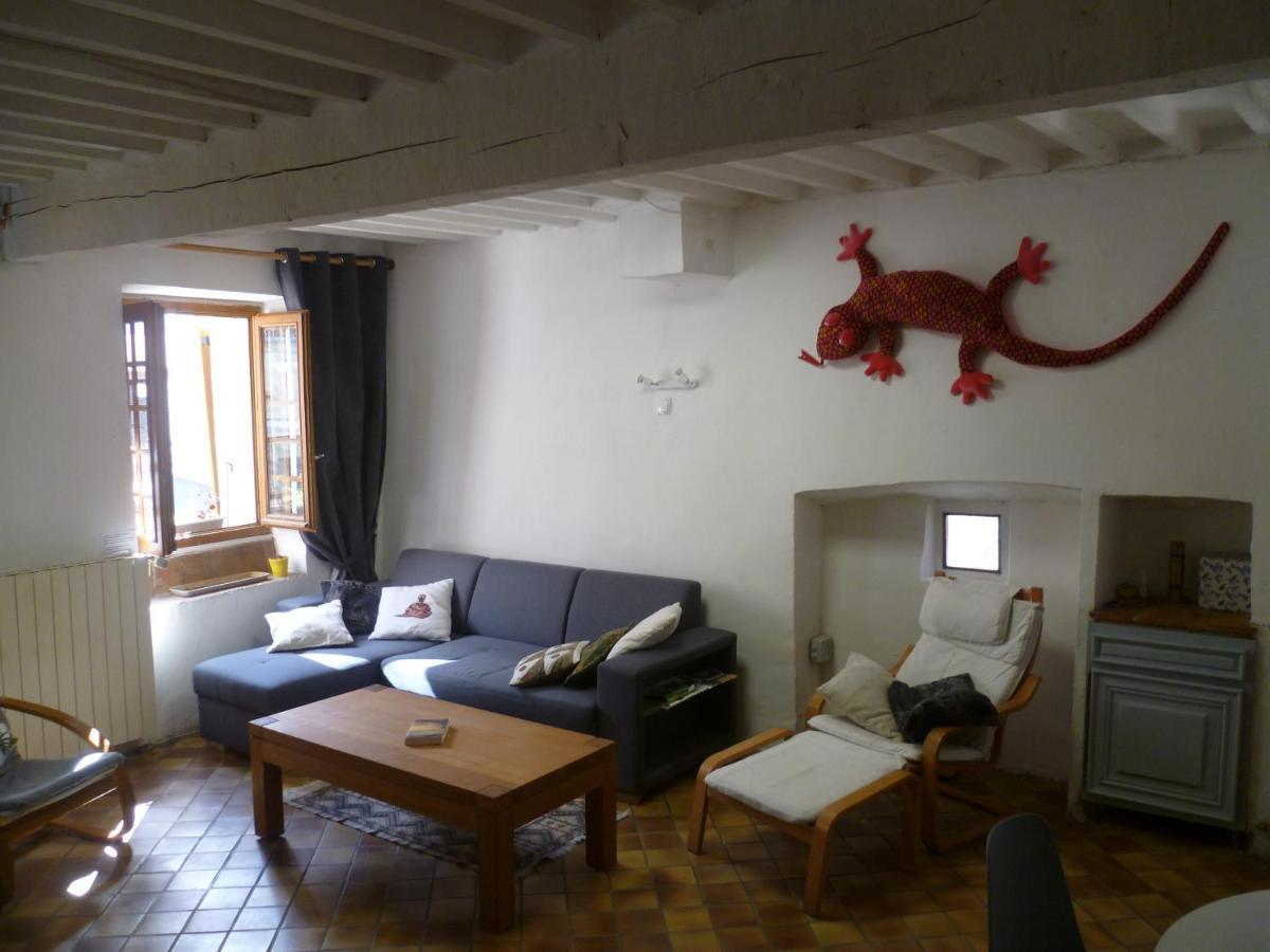 Une Maison Dans Le Village Ribiers Bagian luar foto