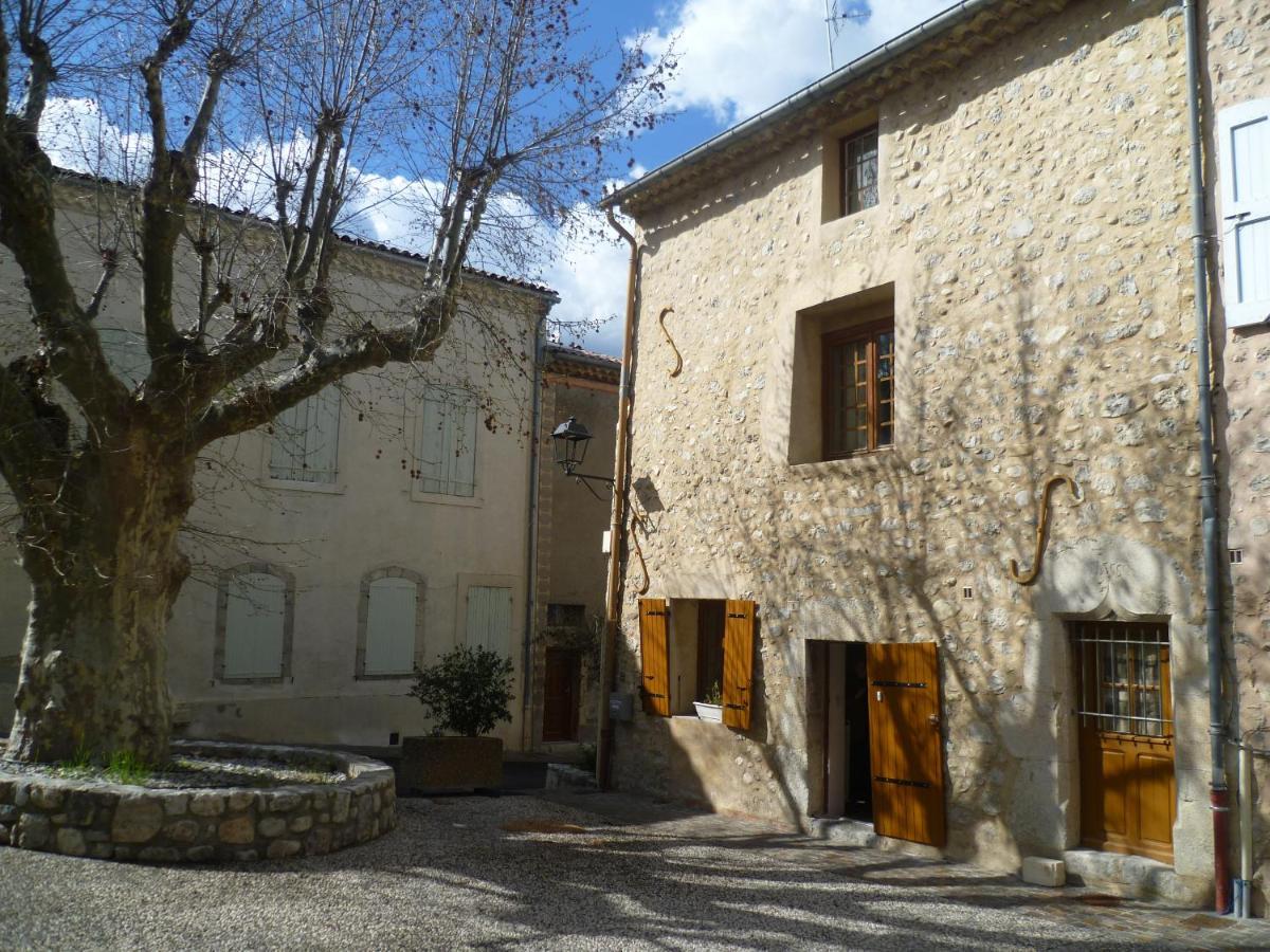 Une Maison Dans Le Village Ribiers Bagian luar foto